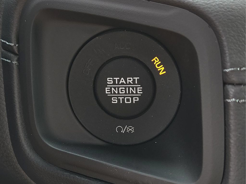 Used 2025 Jeep Gladiator Sport AWD/4WD image 31