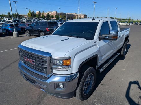Used 2016 GMC Sierra 2500 SLT w/ Duramax Plus Package AWD/4WD image 8