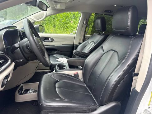 Used 2023 Chrysler Pacifica Touring-L FWD image 8