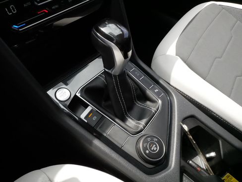 Certified 2025 Volkswagen Taos SE w/ Panoramic Sunroof Package AWD/4WD image 24