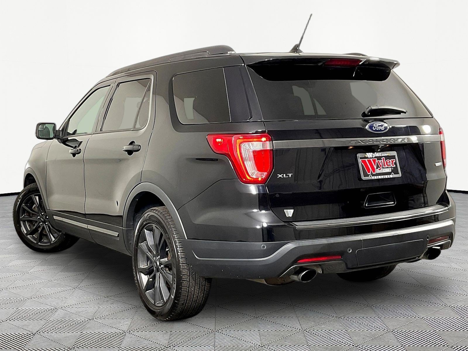 Used 2018 Ford Explorer XLT w/ Equipment Group 202A AWD/4WD image 4