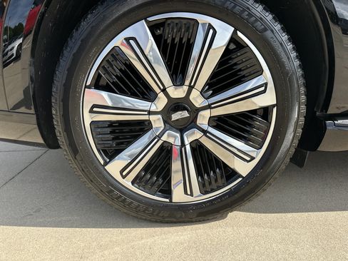 Certified 2025 Cadillac Escalade IQ Luxury 2 w/ LPO, Premium Carpet Package AWD/4WD image 18