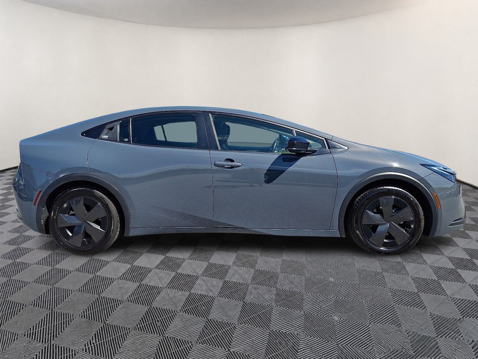 Used 2024 Toyota Prius LE FWD image 7