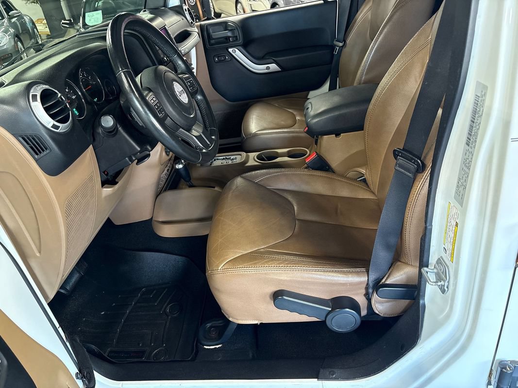 Used 2015 Jeep Wrangler Unlimited Sahara w/ Connectivity Group AWD/4WD image 34