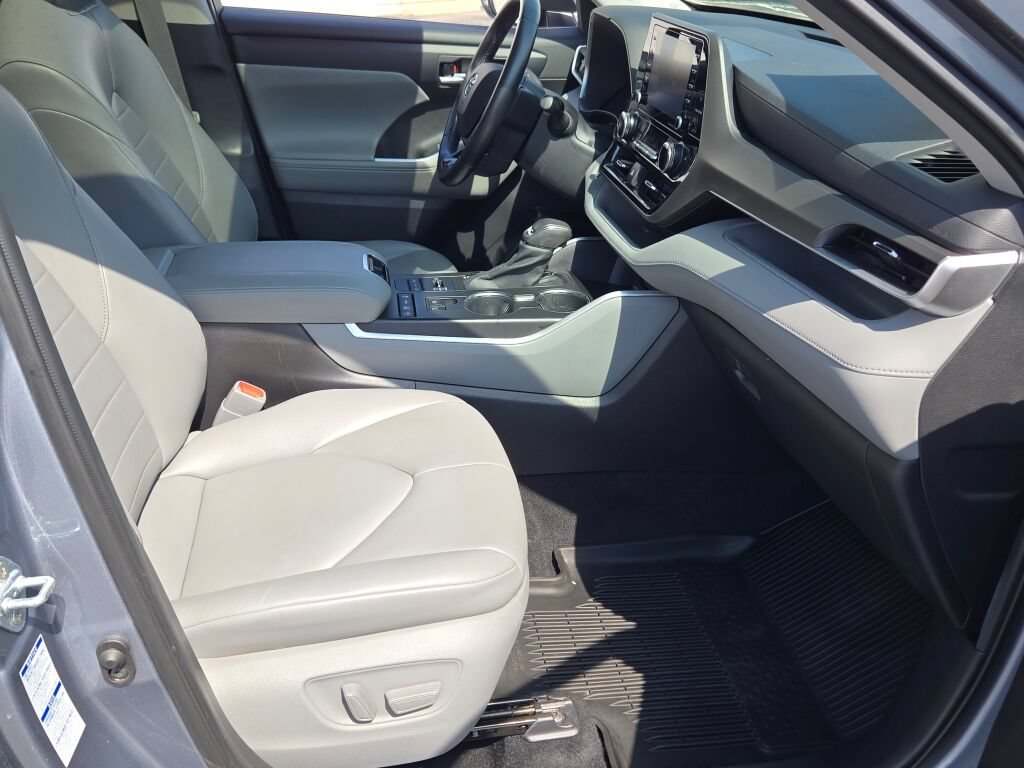 Used 2021 Toyota Highlander XLE AWD/4WD image 4