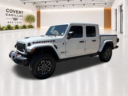 Used 2025 Jeep Gladiator Mojave w/ Convenience Group AWD/4WD image 4