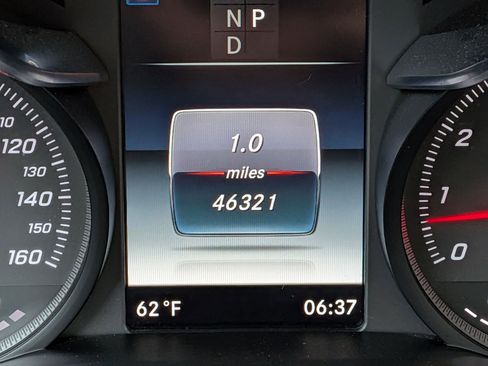 Used 2019 Mercedes-Benz GLC 300 4MATIC w/ Premium Package image 17