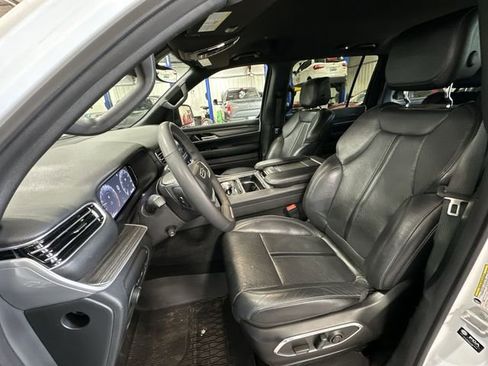 Used 2024 Jeep Wagoneer L Series II w/ Flexible Seating Group AWD/4WD image 17