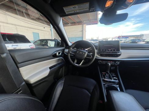 Used 2025 Jeep Compass Limited image 34