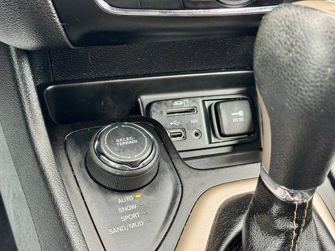 Used 2018 Jeep Cherokee Latitude w/ Altitude Package AWD/4WD image 23