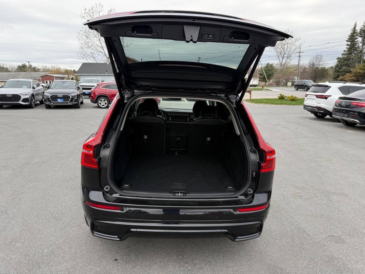Used 2025 Volvo XC60 B5 Core AWD/4WD image 12