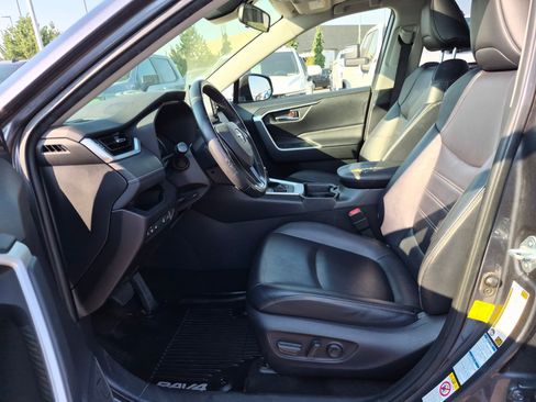 Used 2019 Toyota RAV4 XLE Premium w/ Cold Weather Package AWD/4WD image 15