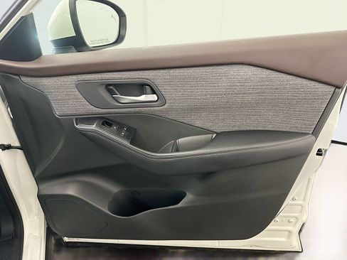 Used 2023 Nissan Rogue SV image 32