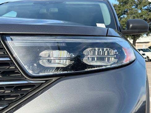 Used 2022 Ford Explorer XLT w/ Equipment Group 202A image 9