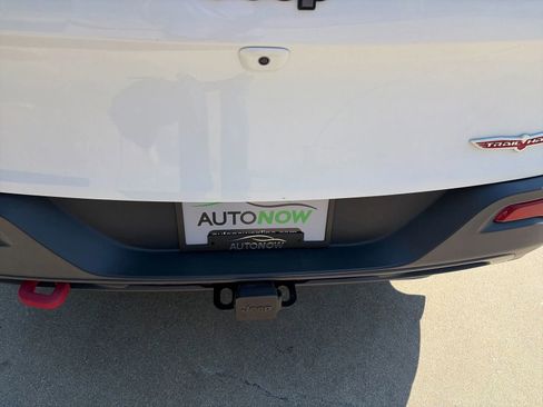 Used 2017 Jeep Cherokee Trailhawk image 6