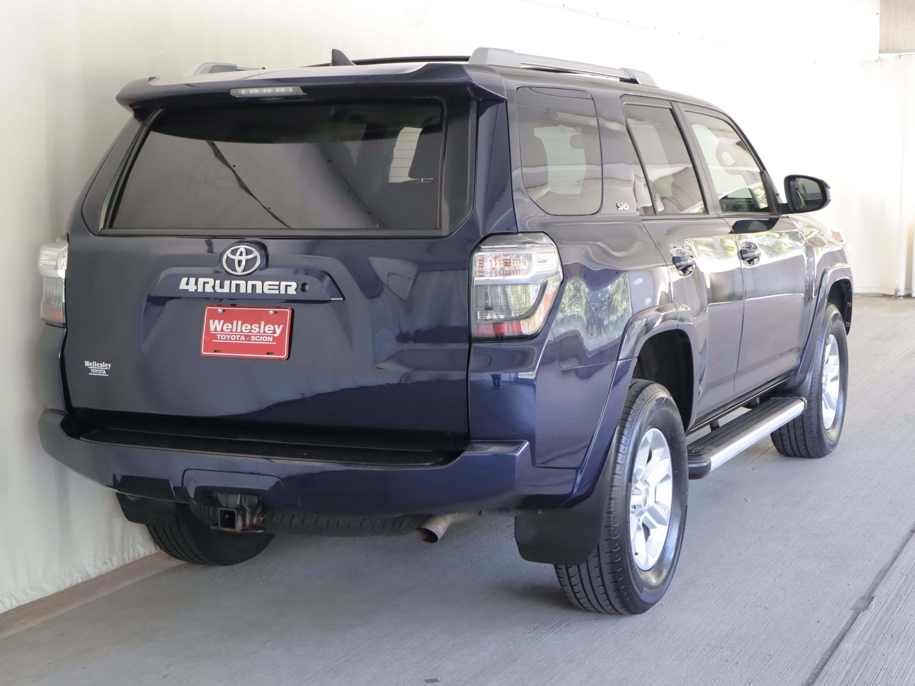 Used 2018 Toyota 4Runner SR5 AWD/4WD image 6