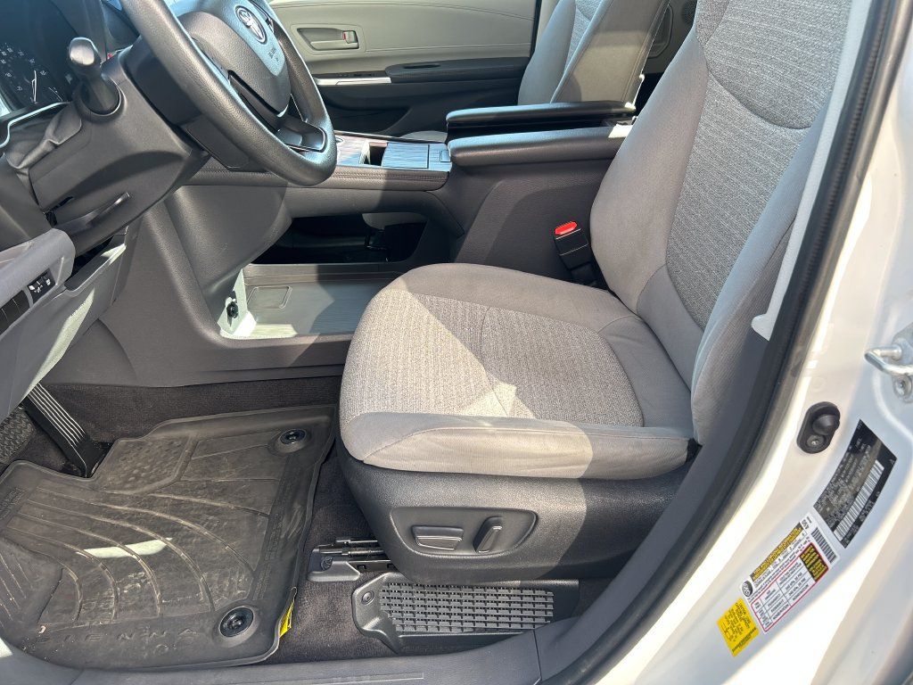 Certified 2022 Toyota Sienna LE FWD image 10