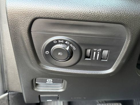 Used 2023 Jeep Grand Cherokee Limited w/ Luxury Tech Group II image 24