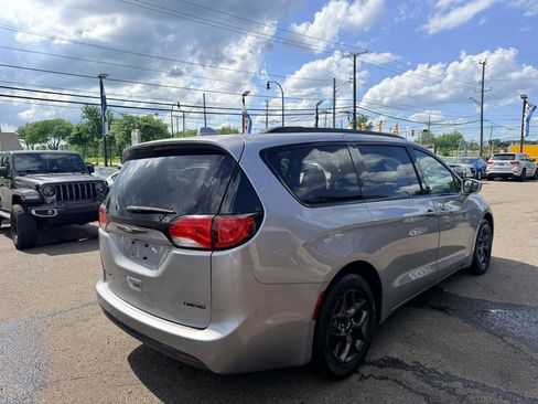 Used 2018 Chrysler Pacifica Limited w/ S Appearance Package FWD image 7