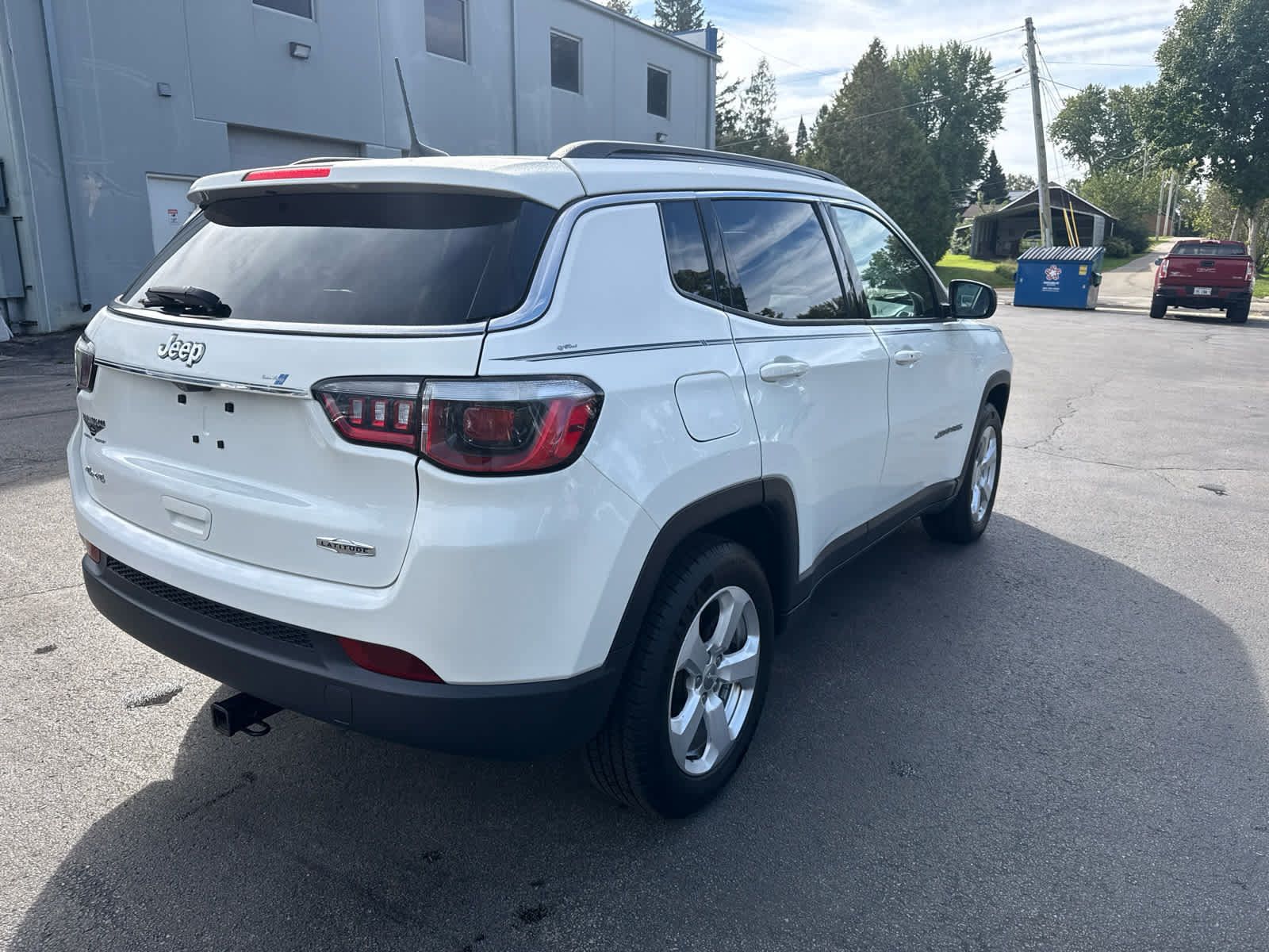 Used 2019 Jeep Compass Latitude w/ Popular Equipment Group AWD/4WD image 3