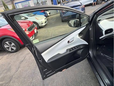 Used 2016 Toyota Prius Two FWD image 17
