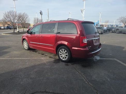 Used 2013 Chrysler Town & Country Touring image 10
