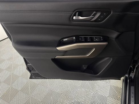 Used 2023 Nissan Pathfinder Platinum w/ Cargo Package image 10