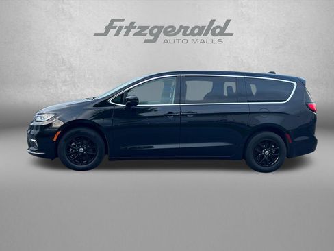 Used 2024 Chrysler Pacifica Touring-L FWD image 4