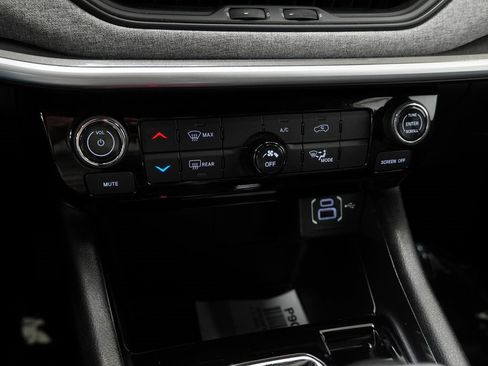 Certified 2024 Jeep Compass Latitude image 35