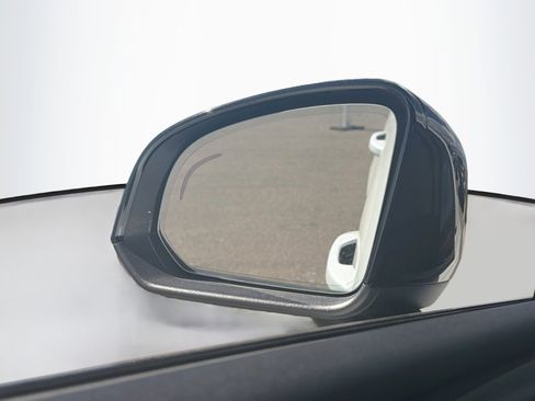 Used 2025 Volvo XC40 B5 Plus AWD/4WD image 16