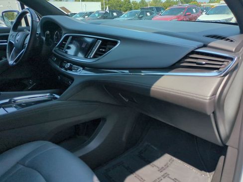Used 2023 Buick Enclave Essence image 27