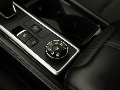 Used 2024 Nissan Pathfinder SV AWD/4WD image 40