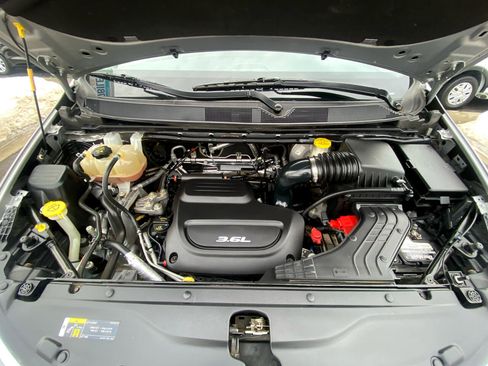 Used 2018 Chrysler Pacifica Touring-L w/ Tire & Wheel Group image 38