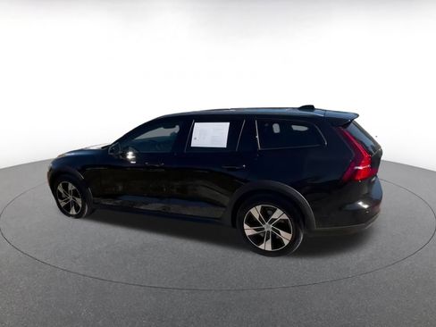 Used 2025 Volvo V60 B5 Cross Country Plus image 10