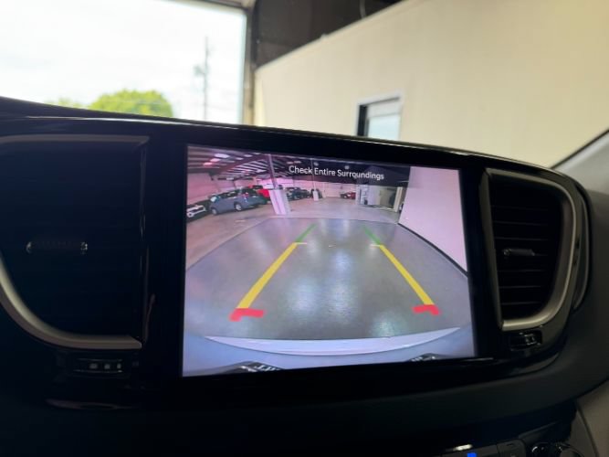 Used 2024 Chrysler Pacifica Touring-L FWD image 16