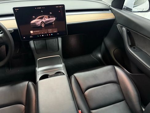 Used 2022 Tesla Model Y Long Range image 28