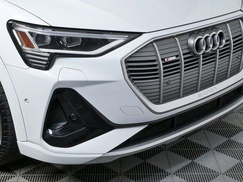 Used 2021 Audi e-tron Prestige w/ Prestige Package image 38