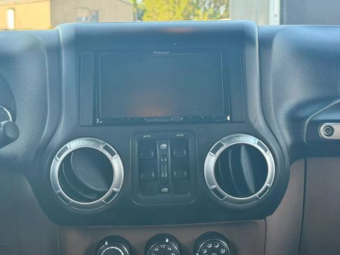Used 2013 Jeep Wrangler Unlimited Sahara w/ Connectivity Group AWD/4WD image 16