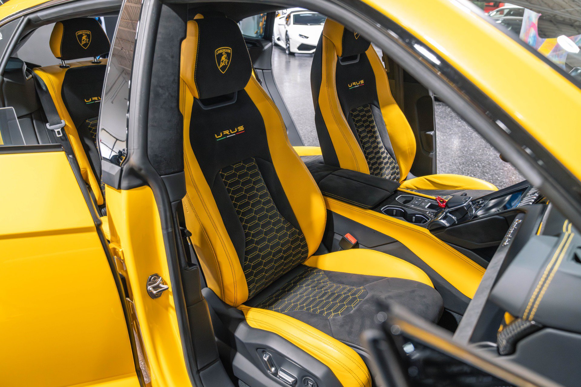 Used 2021 Lamborghini Urus AWD/4WD image 39