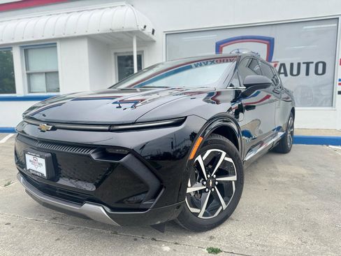 Used 2024 Chevrolet Equinox EV LT w/ LPO, Trailering Package FWD image 3