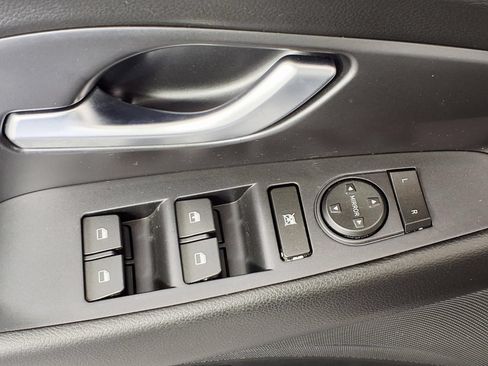 Used 2018 Hyundai Elantra GT FWD image 14
