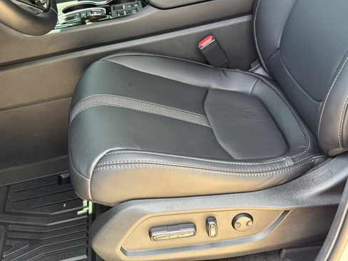 Used 2025 Honda Pilot Touring image 13