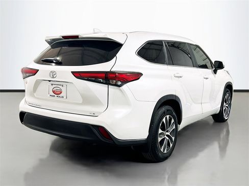 Used 2023 Toyota Highlander L image 4