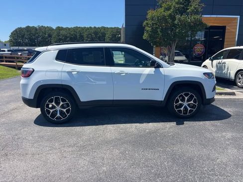 Used 2024 Jeep Compass Latitude AWD/4WD image 2
