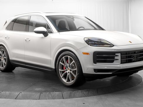Used 2025 Porsche Cayenne S AWD/4WD image 9