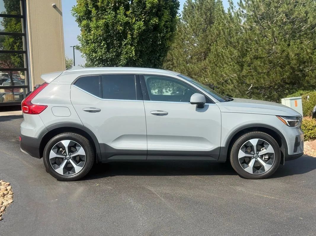 Used 2024 Volvo XC40 B5 Plus AWD/4WD image 41