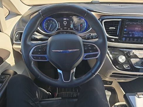Used 2017 Chrysler Pacifica Touring-L Plus w/ Tire & Wheel Group FWD image 24