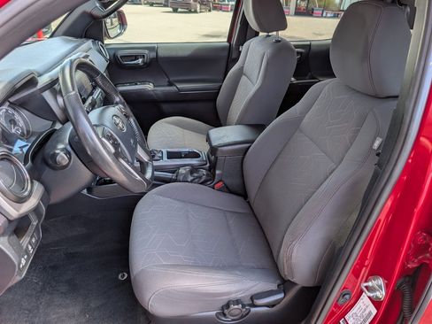 Used 2019 Toyota Tacoma TRD Sport w/ Technology Package RWD image 2