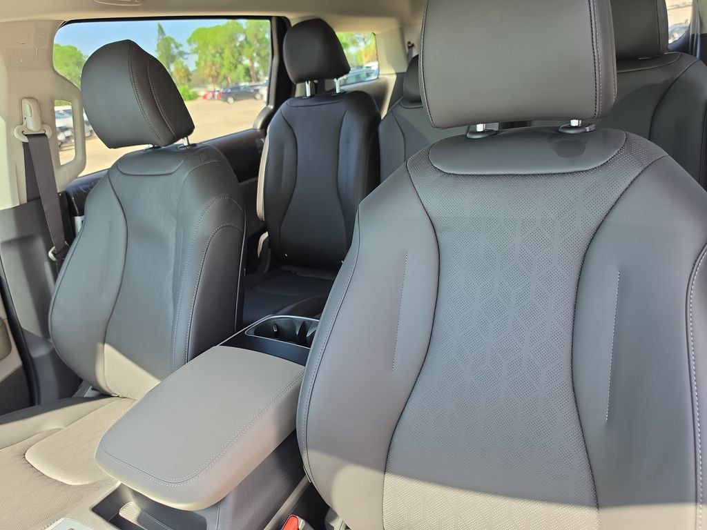 New 2027 Kia Carnival LXS FWD image 22