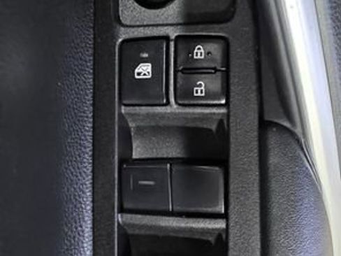 Used 2024 Toyota Corolla Cross SE image 13